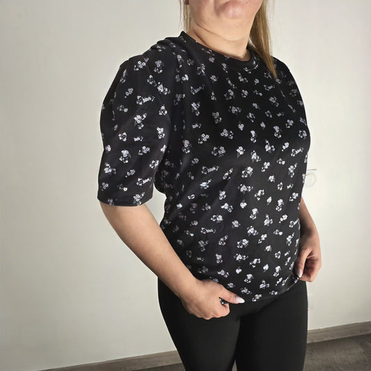 T-shirt noir à motif fleuri