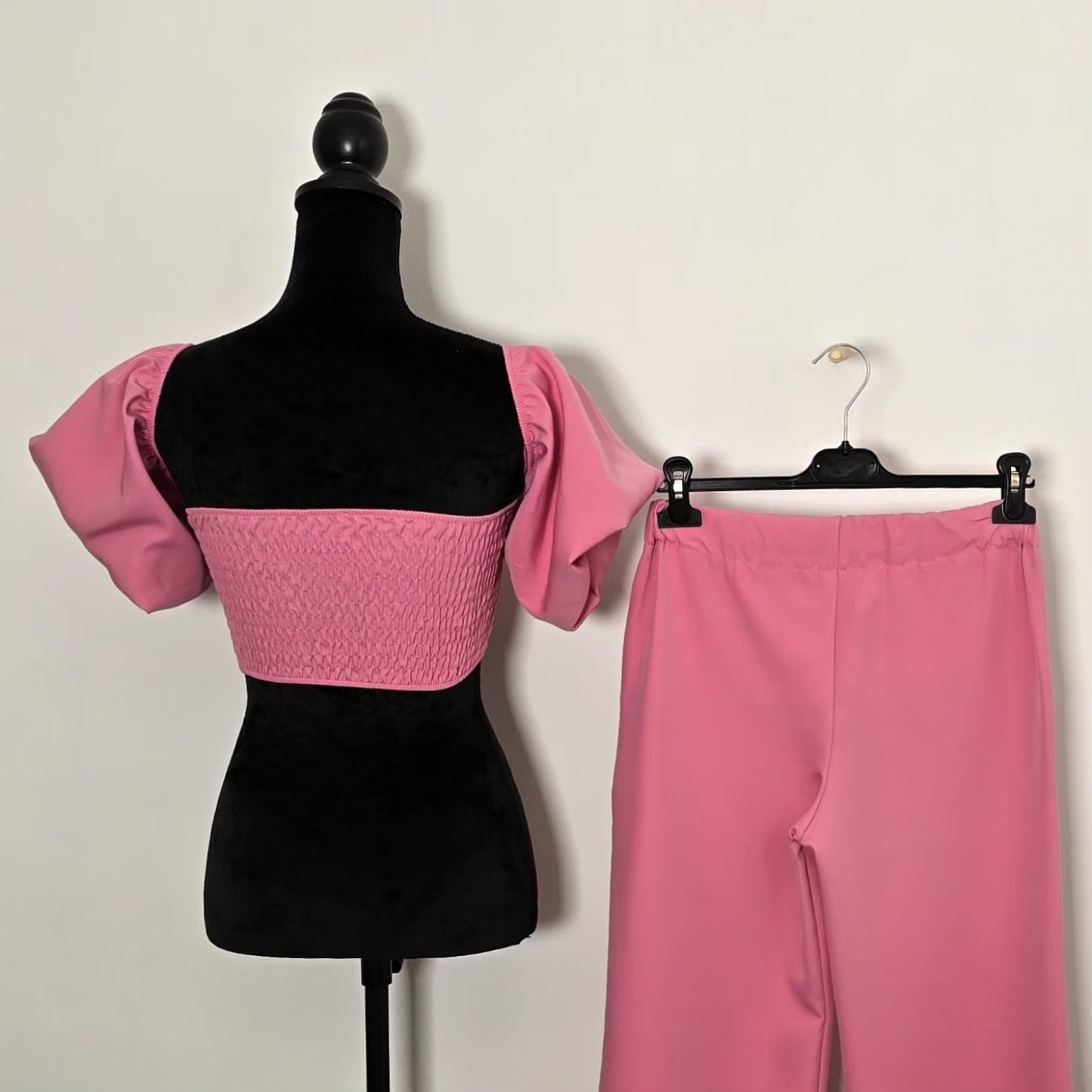 Ensemble Crop Top Manches Bouffantes & Pantalon Large Rose - Éclat de Rose