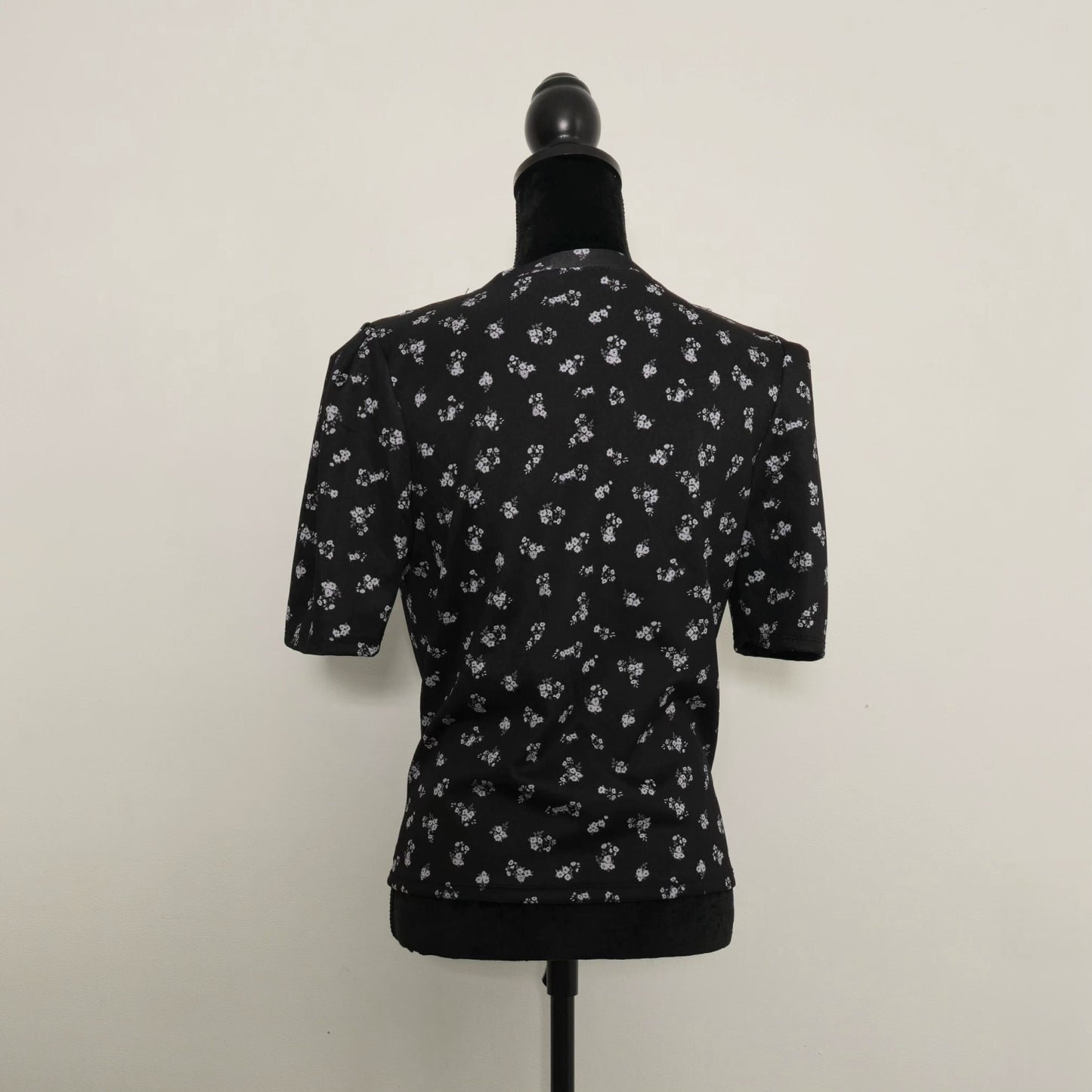T-shirt noir à motif fleuri