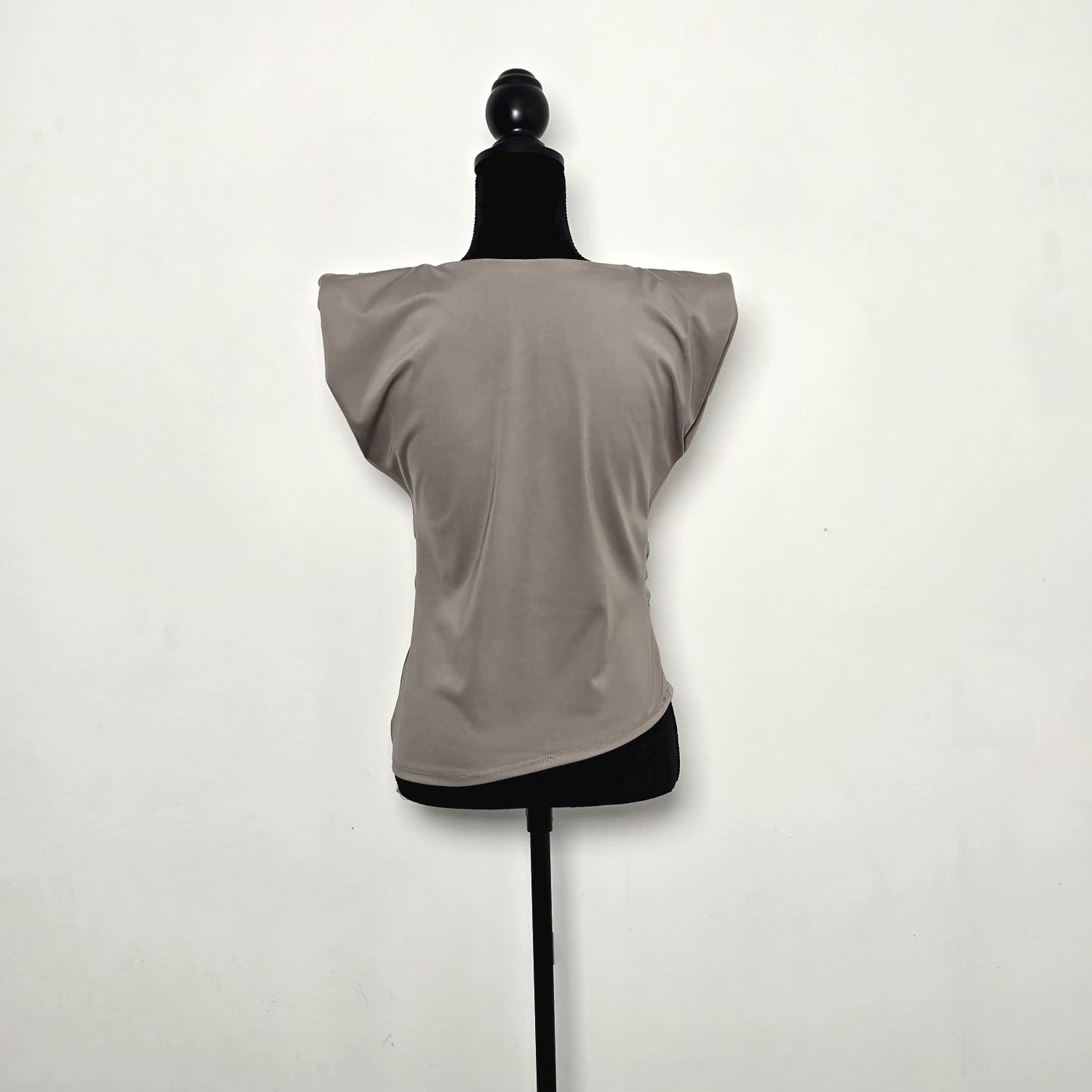 Blouse Taupe à Épaulettes et Détail Boucle Métallique