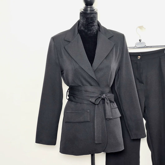 Ensemble Blazer Avec Ceinturé & Pantalon Flare Noir - Silhouette Iconique