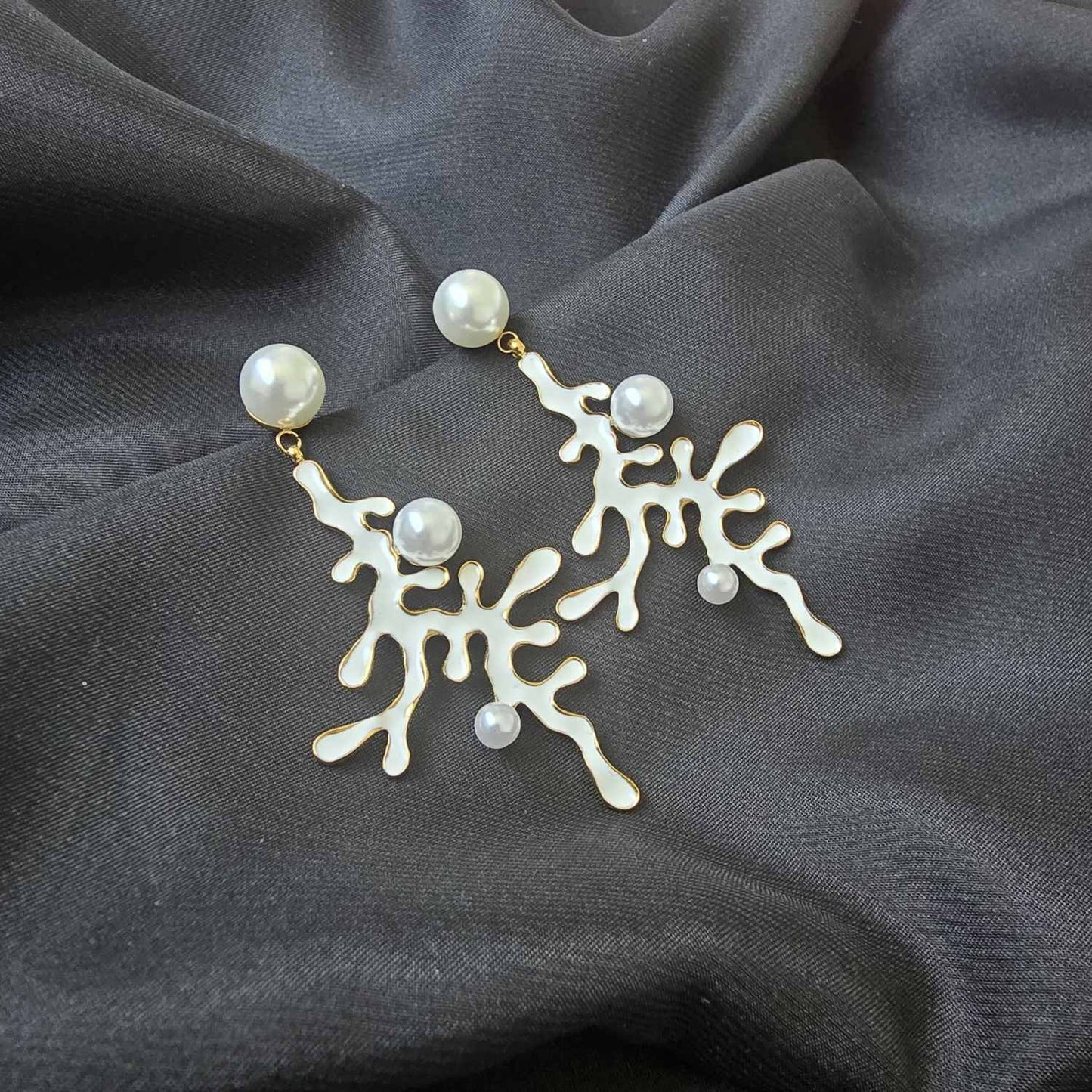 Boucles d'oreilles pendantes corail blanc avec perle