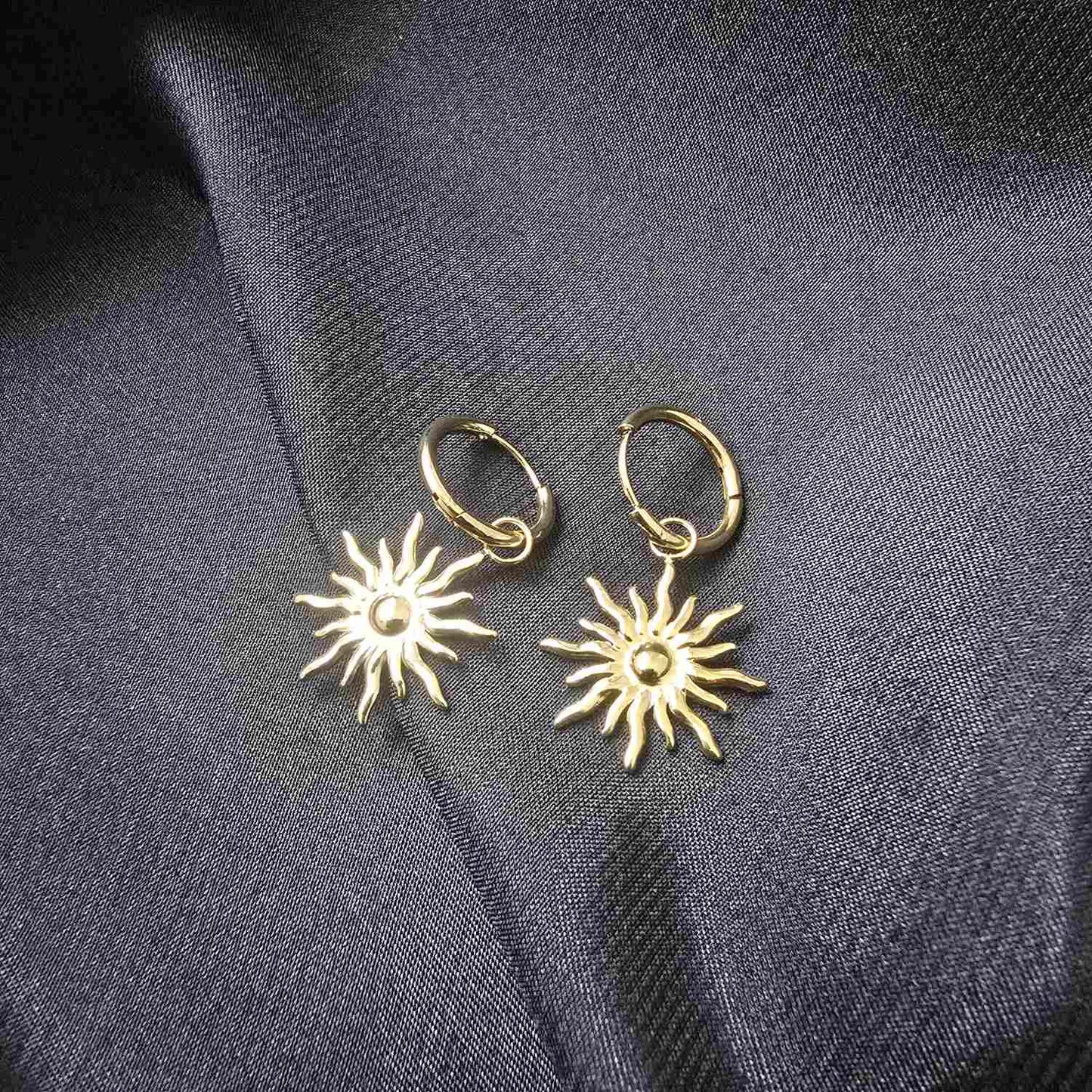 Boucles d’oreilles créoles pendentif soleil