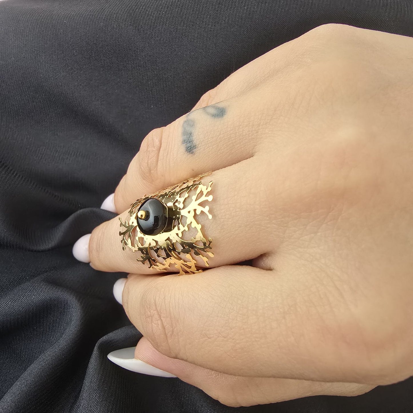 Bague Dorée Motif Forêt Avec Pierre Noire