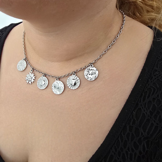 Collier Avec 6 Pendentifs Ronds Gravures Soleils Et Yeux