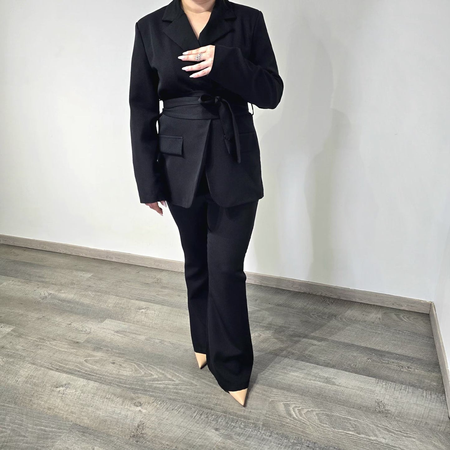 Ensemble Blazer Avec Ceinturé & Pantalon Flare Noir - Silhouette Iconique