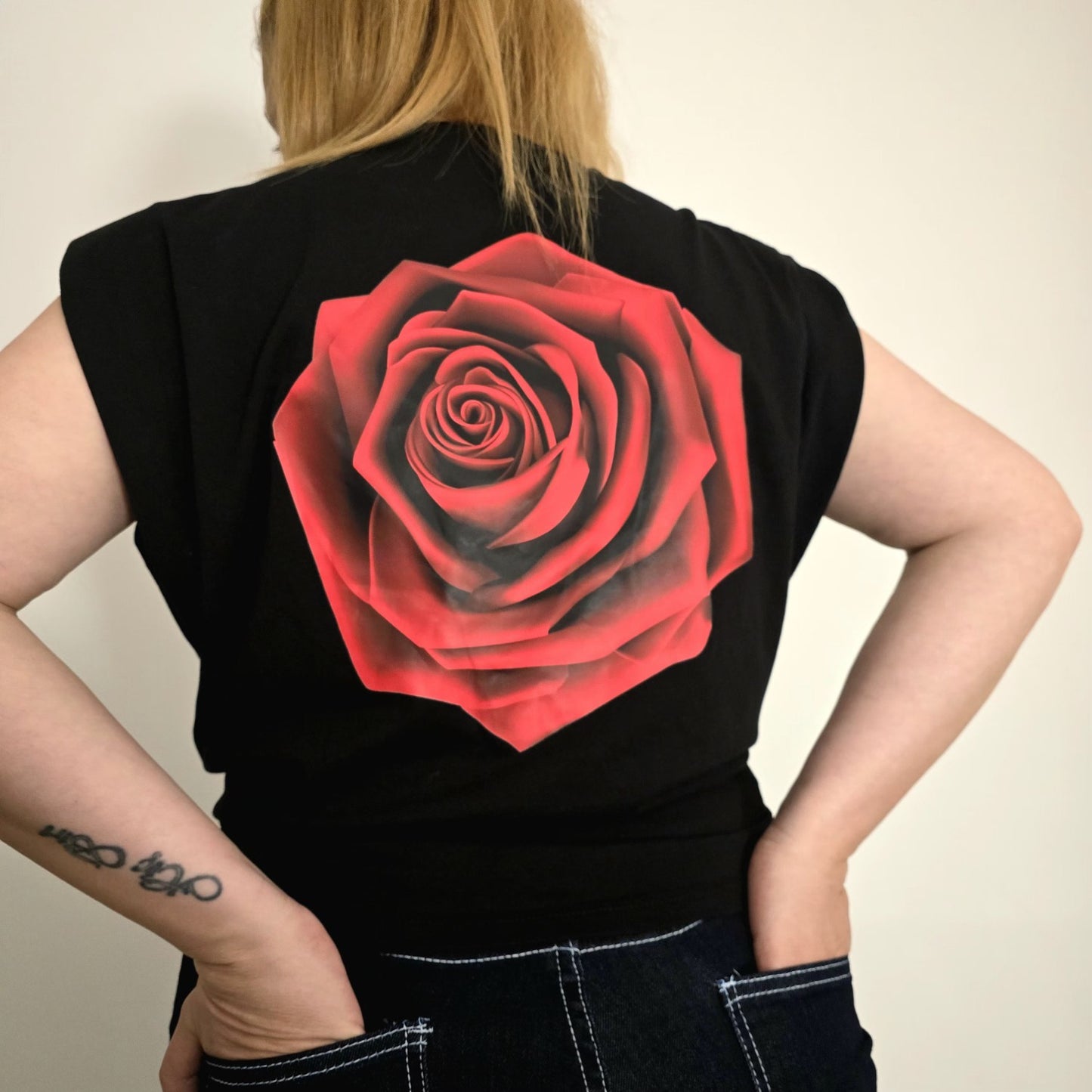 T-shirt à Épaulettes avec Détail Rose au Dos - Noir