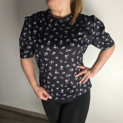 T-shirt noir à motif fleuri