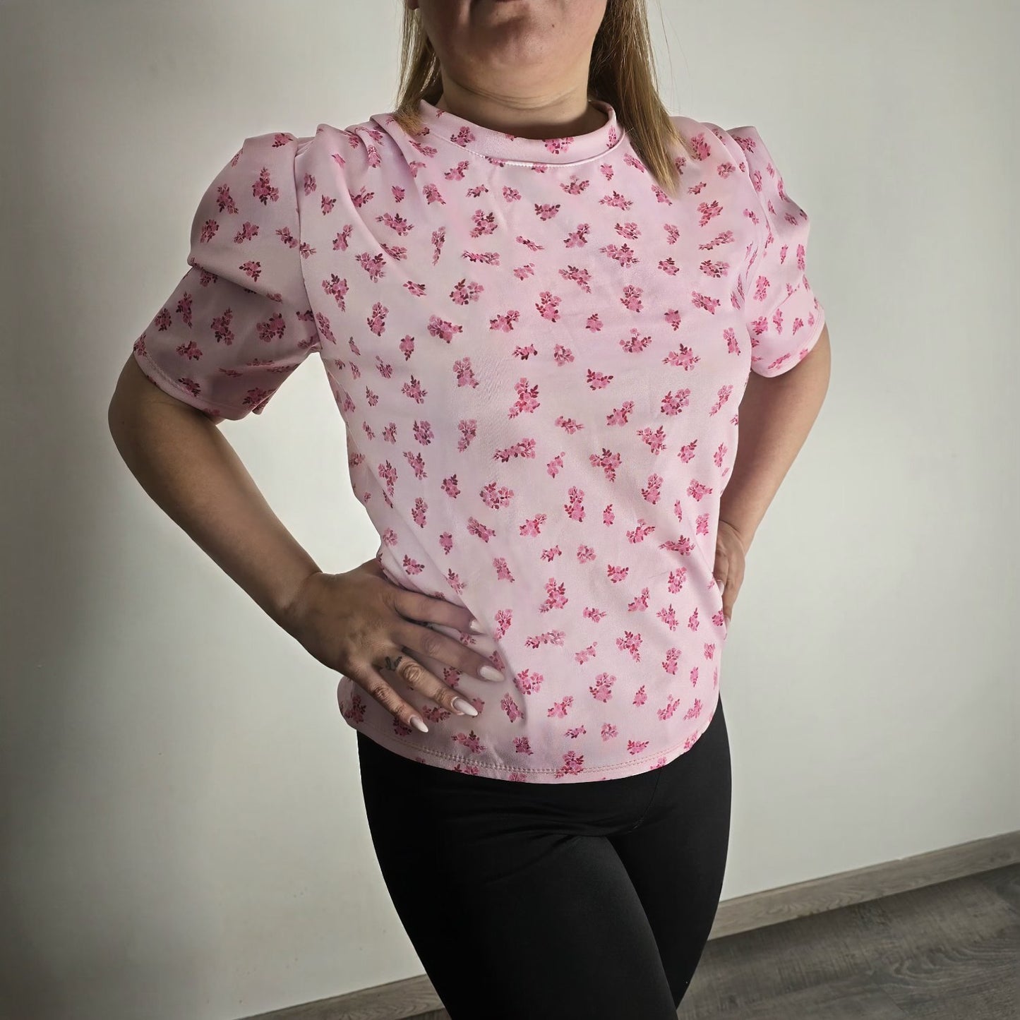 T-shirt rose à motif fleuri