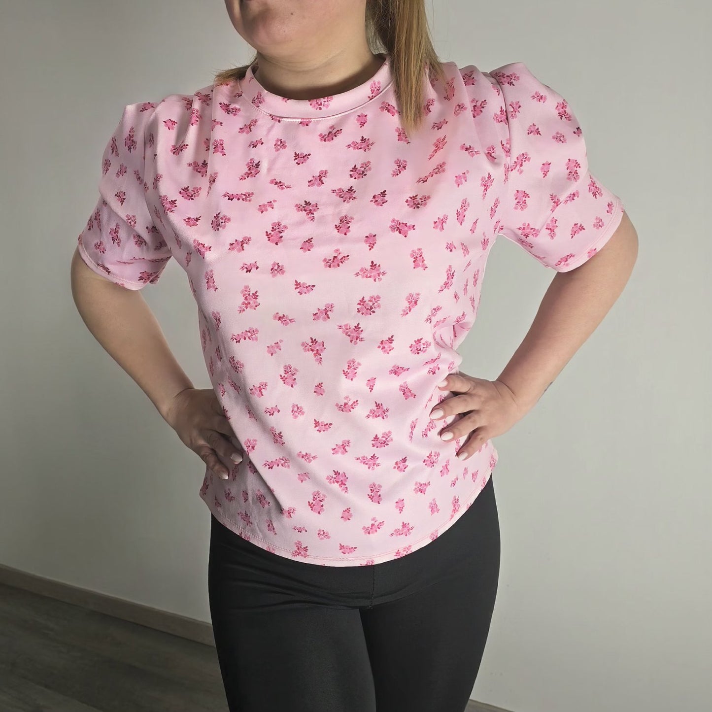 T-shirt rose à motif fleuri
