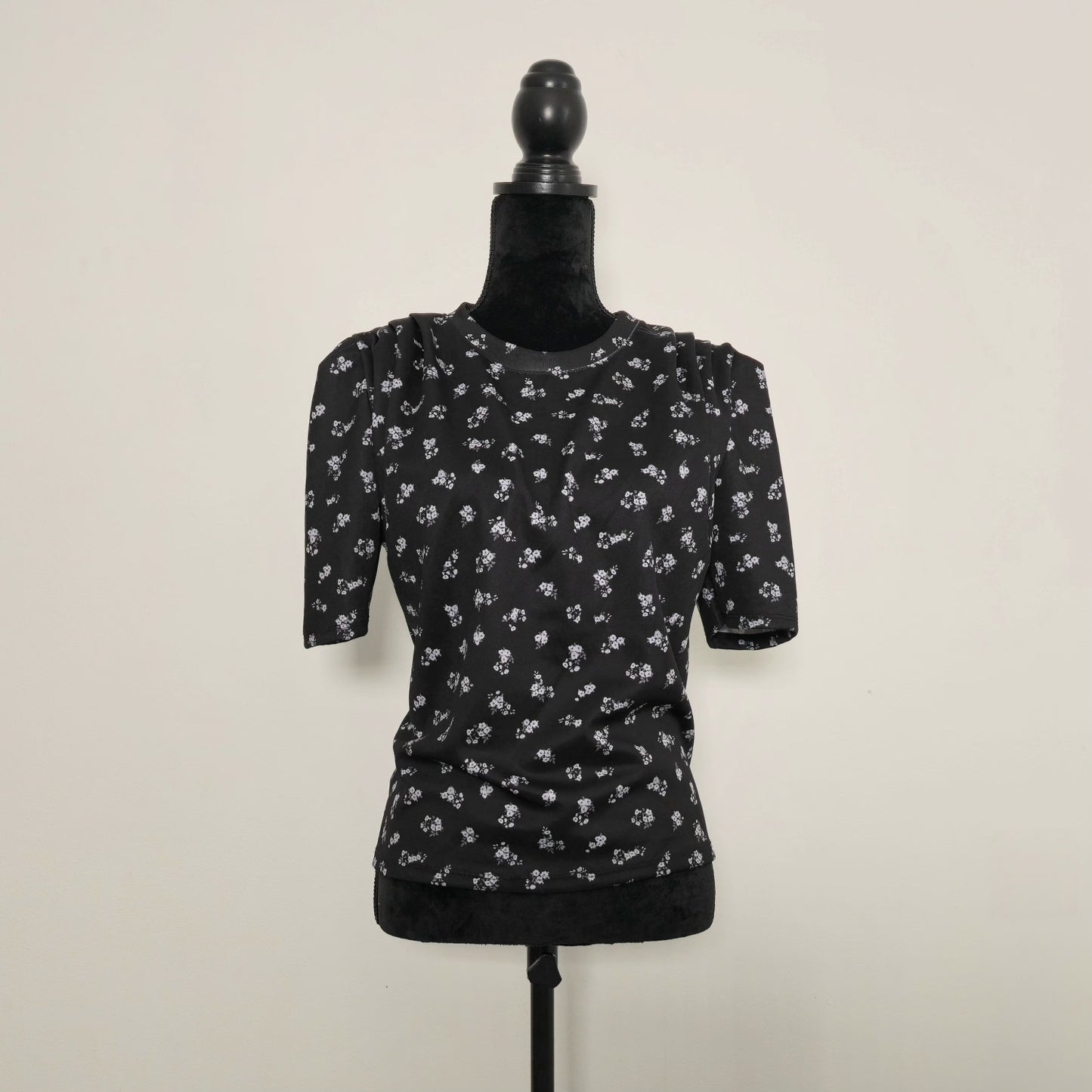 T-shirt noir à motif fleuri
