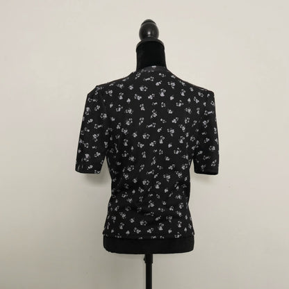 T-shirt noir à motif fleuri