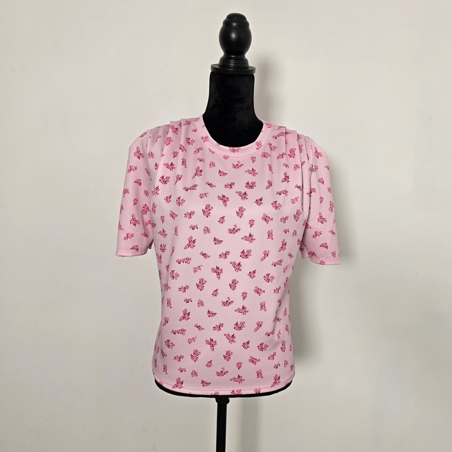 T-shirt rose à motif fleuri