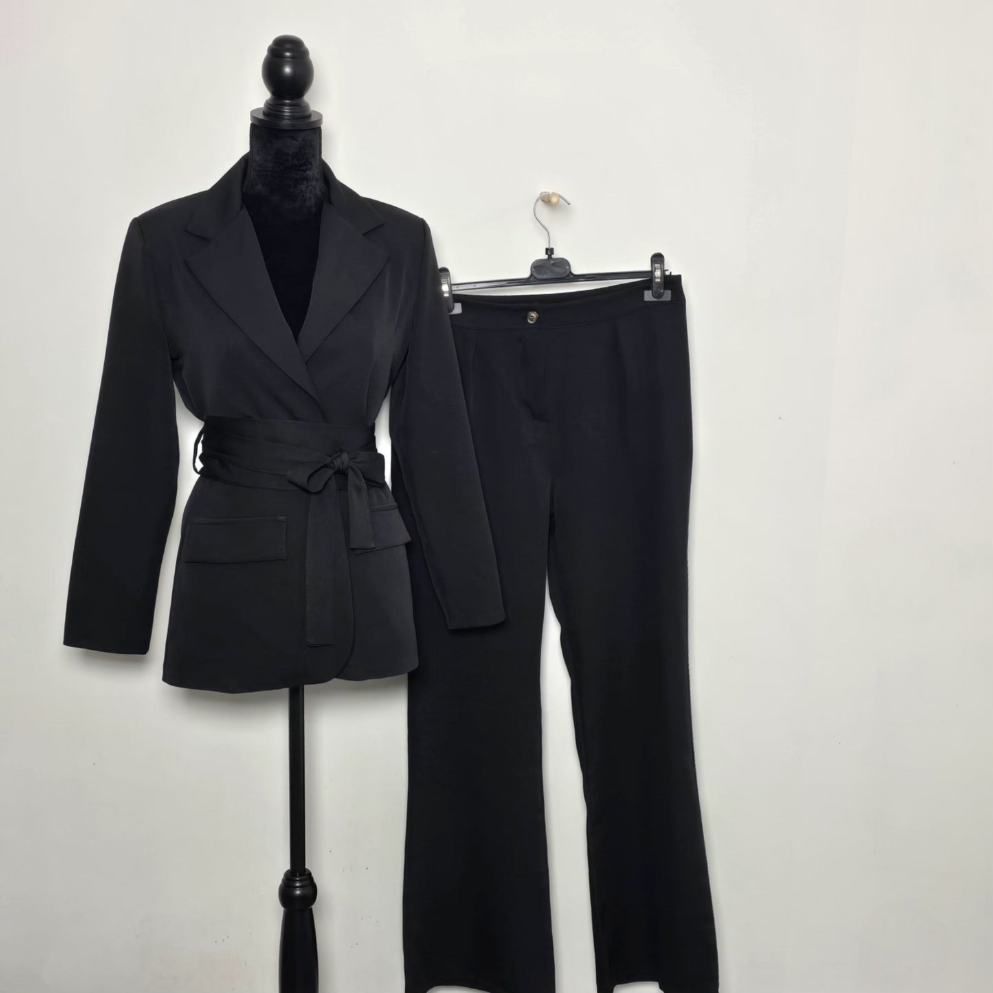 Ensemble Blazer Avec Ceinturé & Pantalon Flare Noir - Silhouette Iconique