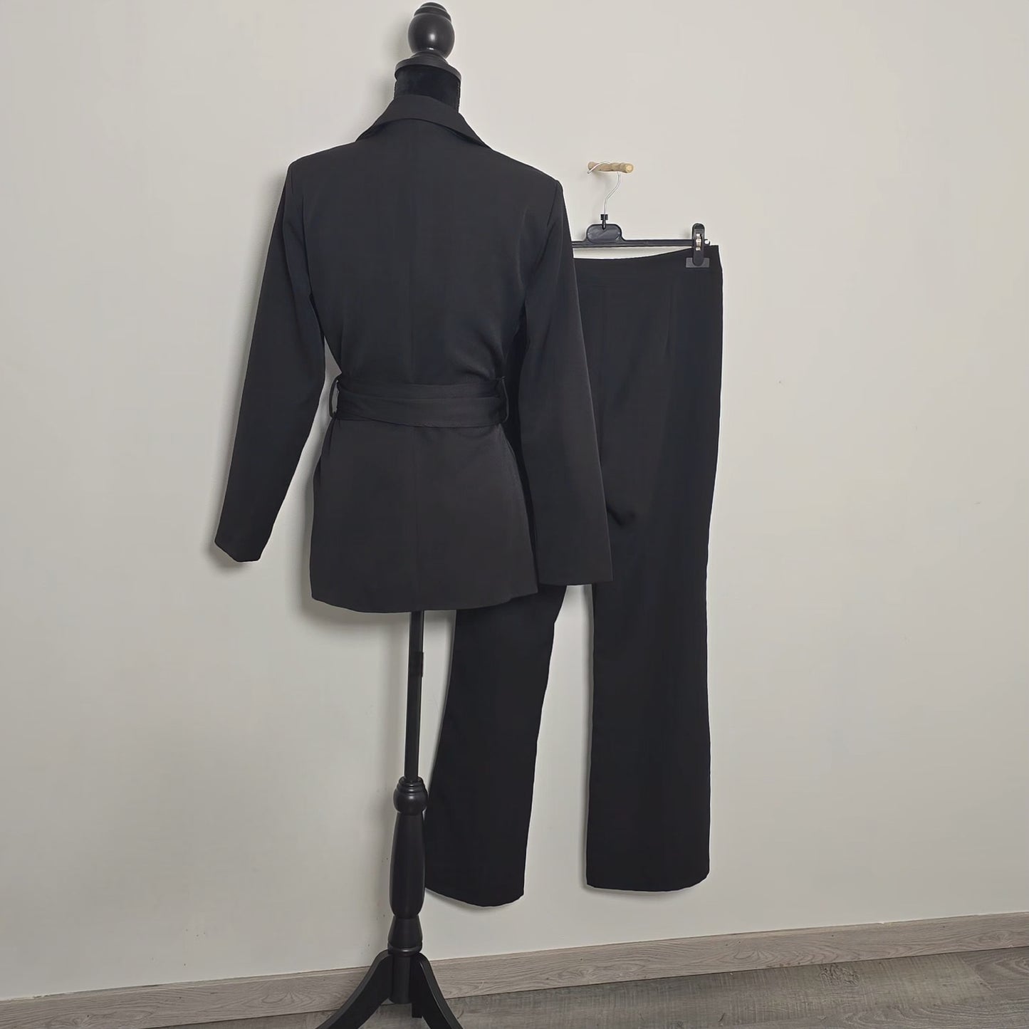 Ensemble Blazer Avec Ceinturé & Pantalon Flare Noir - Silhouette Iconique