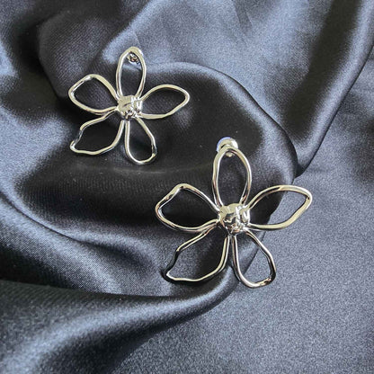 Boucles d’oreilles clous fleur filaire ajourée