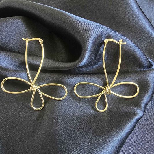 Boucles d'oreilles pendantes fil métal formant un nœud papillon minimaliste