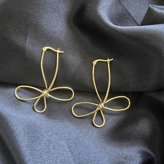 Boucles d'oreilles pendantes fil métal formant un nœud papillon minimaliste