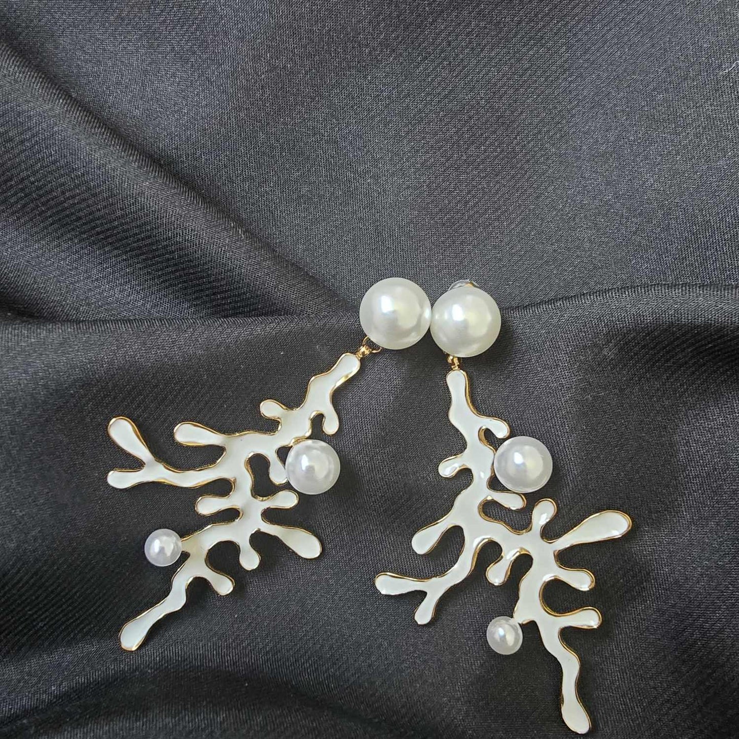 Boucles d'oreilles pendantes corail blanc avec perle