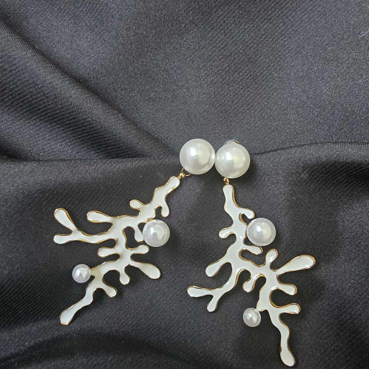 Boucles d'oreilles pendantes corail blanc avec perle