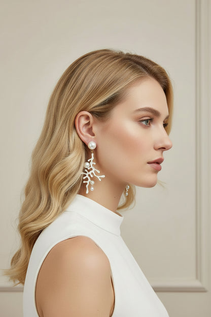 Boucles d'oreilles pendantes corail blanc avec perle