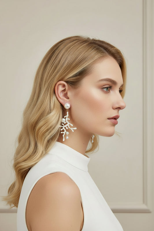 Boucles d'oreilles pendantes corail blanc avec perle