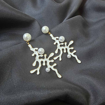 Boucles d'oreilles pendantes corail blanc avec perle