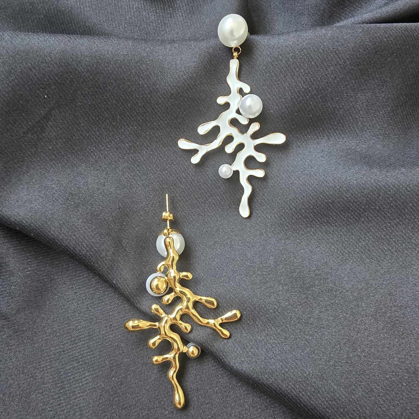Boucles d'oreilles pendantes corail blanc avec perle