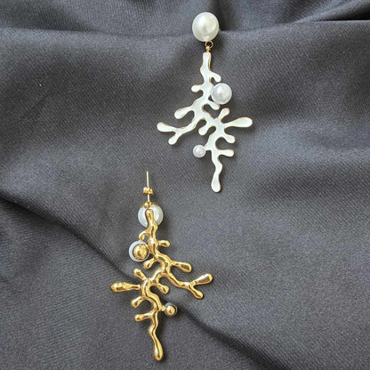 Boucles d'oreilles pendantes corail blanc avec perle