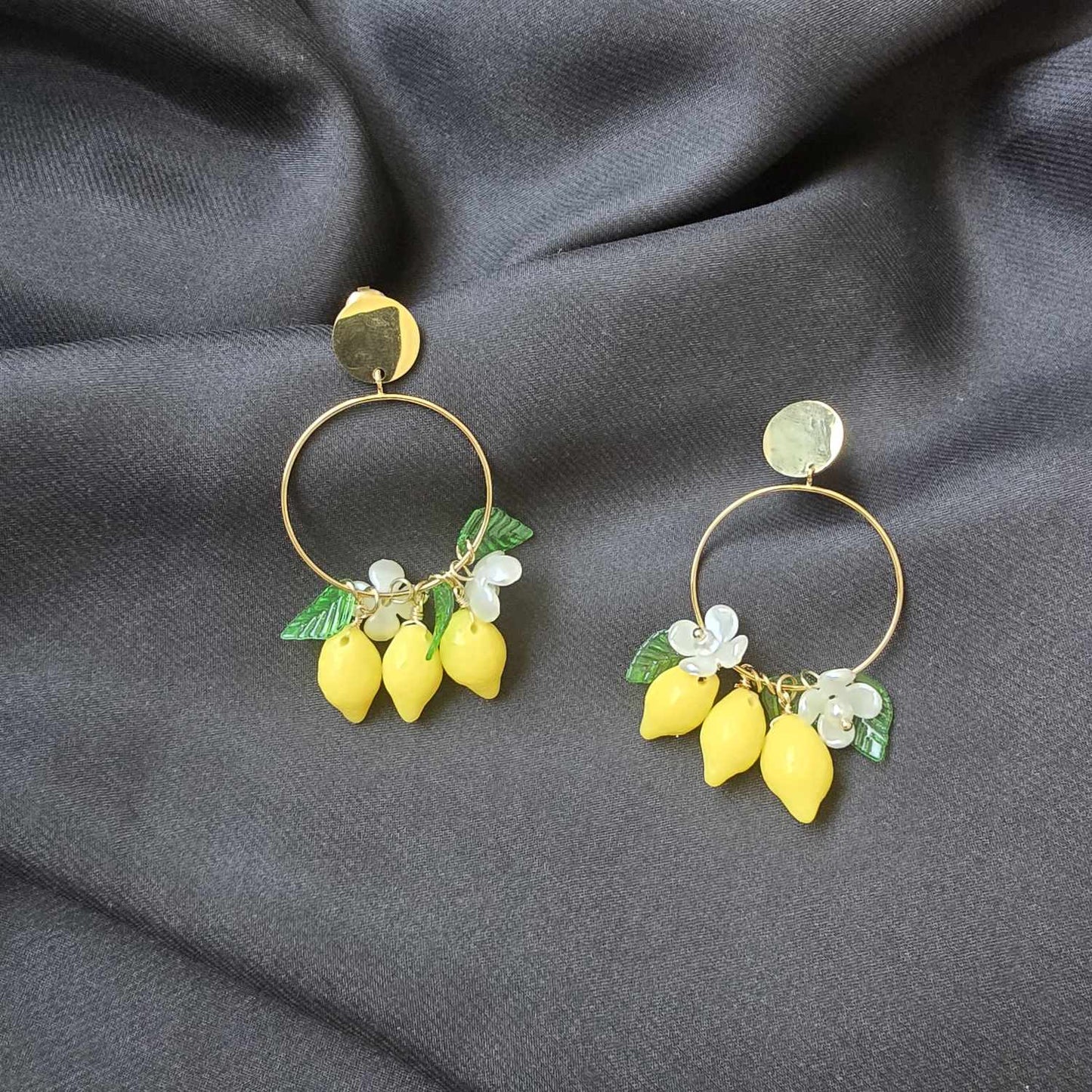 Boucles d'oreilles pendantes dorées citrons et feuilles