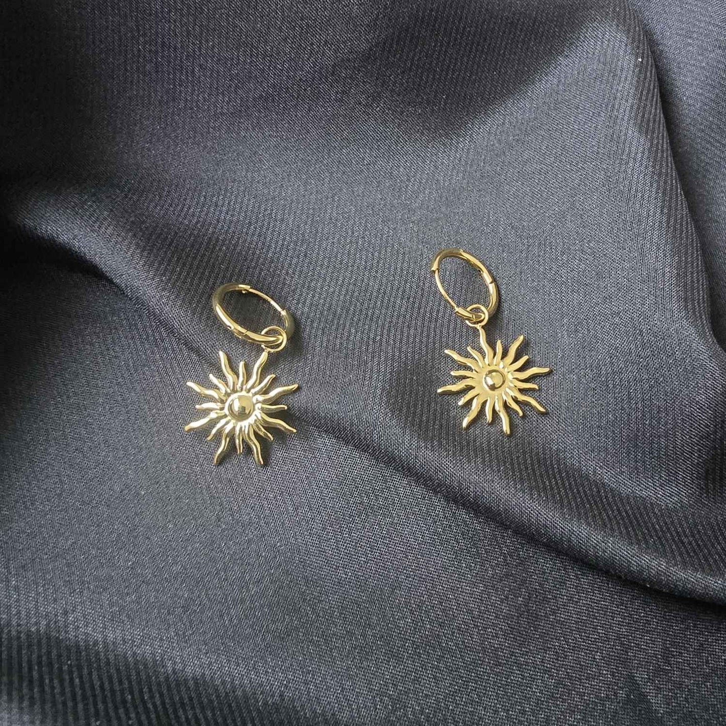 Boucles d’oreilles créoles pendentif soleil