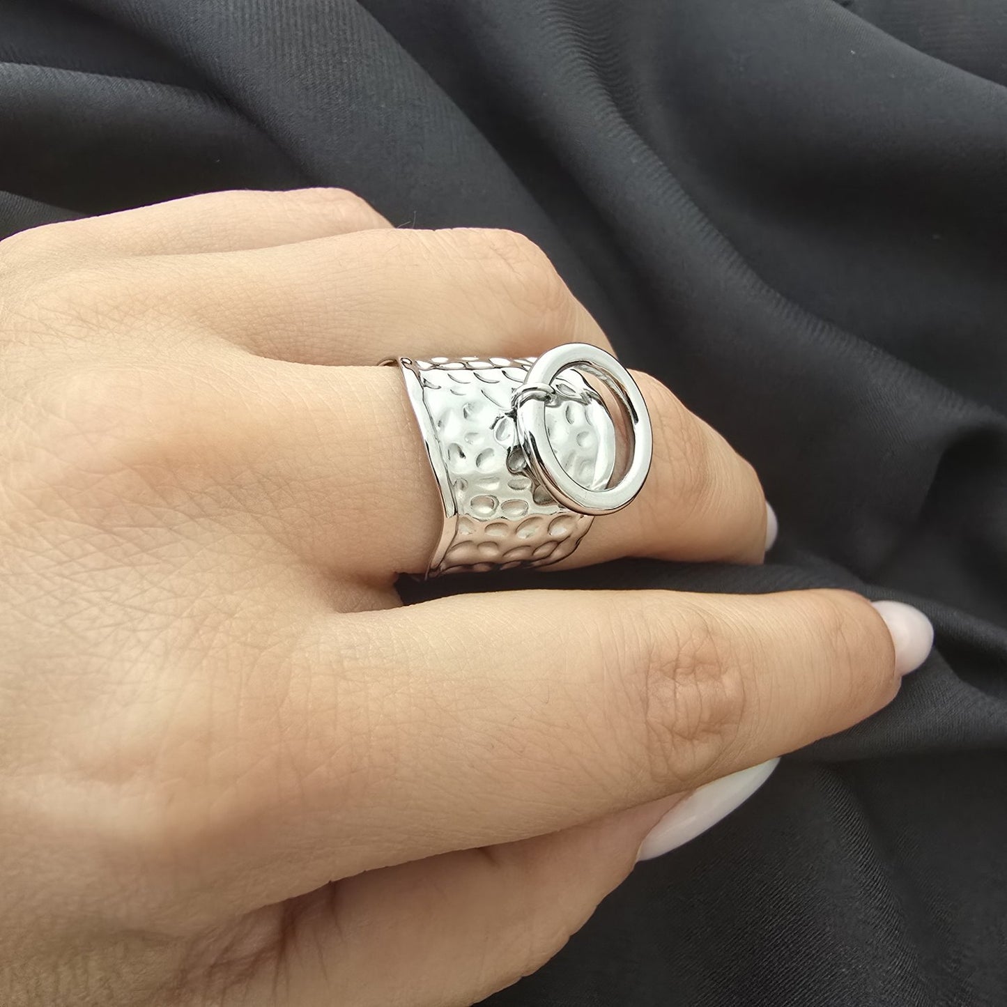 Bague Ajustable Martelée Avec Anneau Décoratif à L’avant
