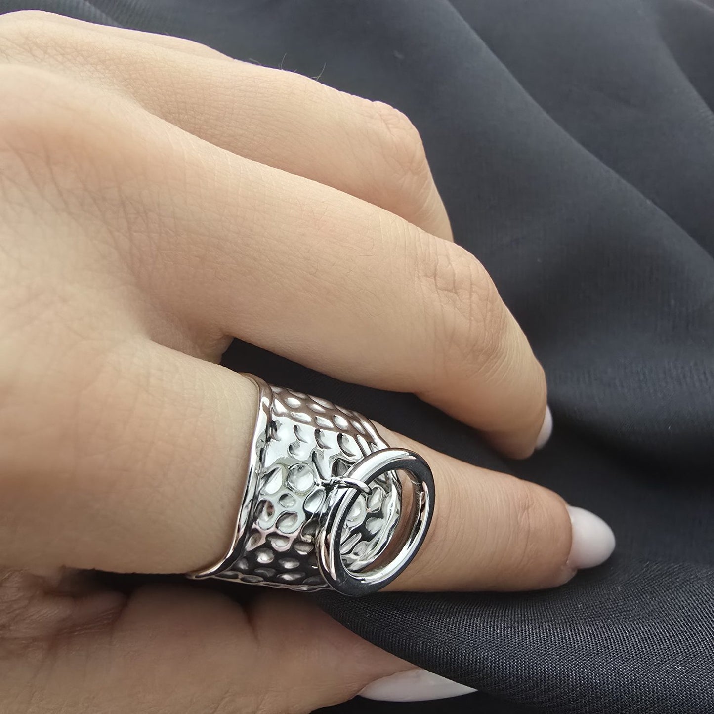 Bague Ajustable Martelée Avec Anneau Décoratif à L’avant