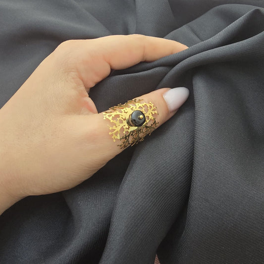 Bague Dorée Motif Forêt Avec Pierre Noire