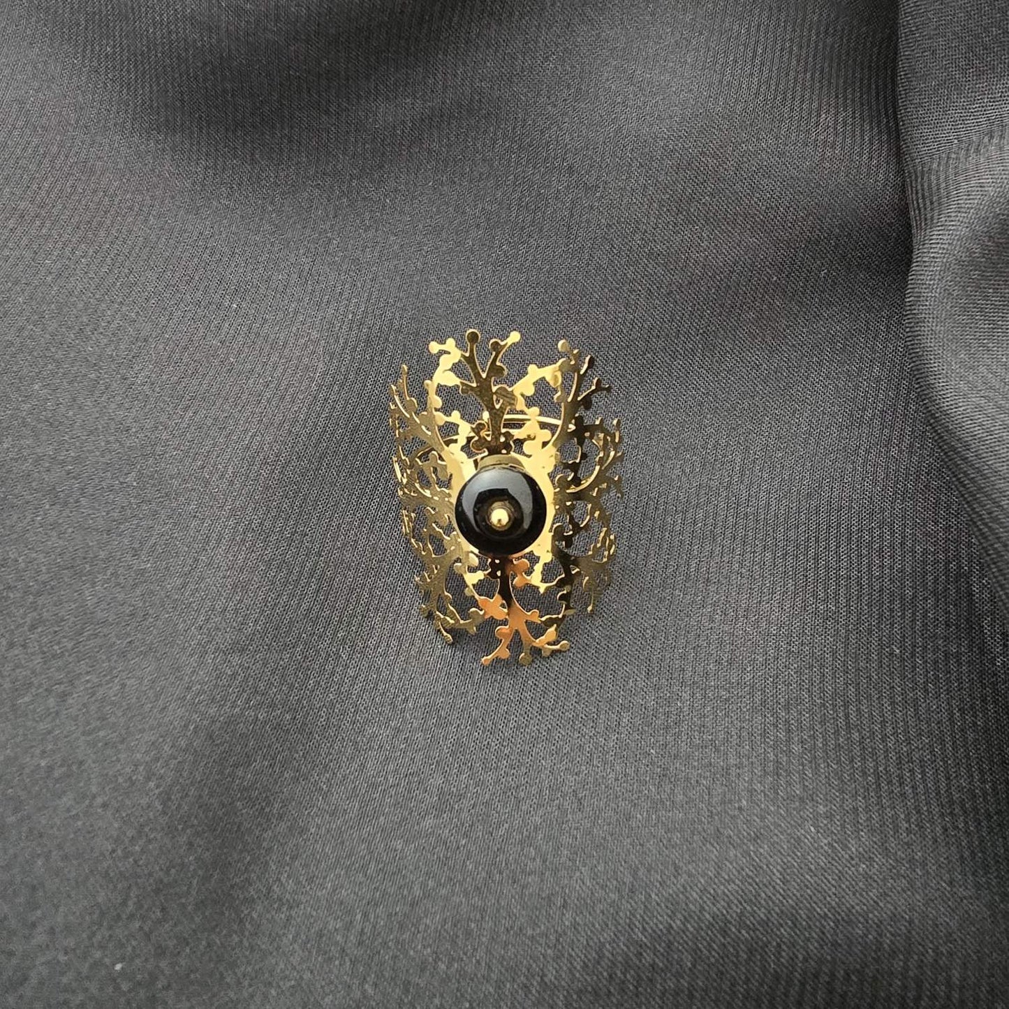 Bague Dorée Motif Forêt Avec Pierre Noire