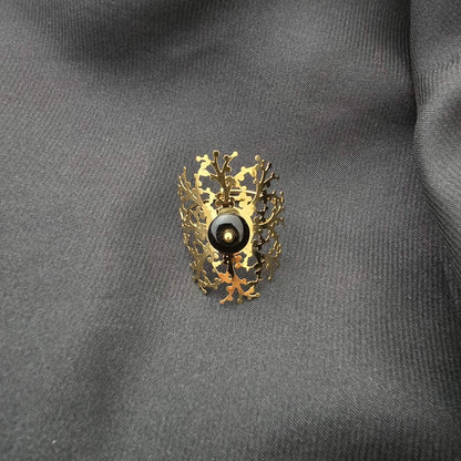 Bague Dorée Motif Forêt Avec Pierre Noire