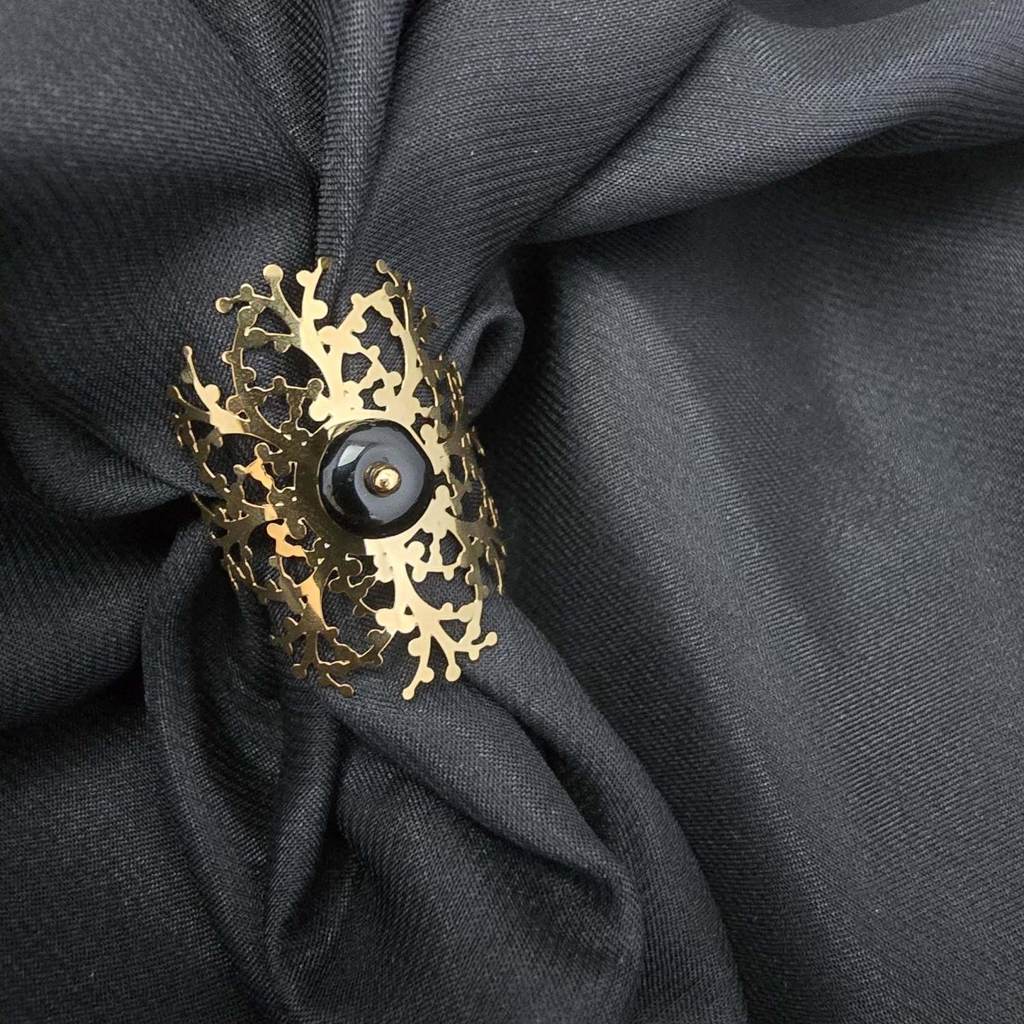 Bague Dorée Motif Forêt Avec Pierre Noire