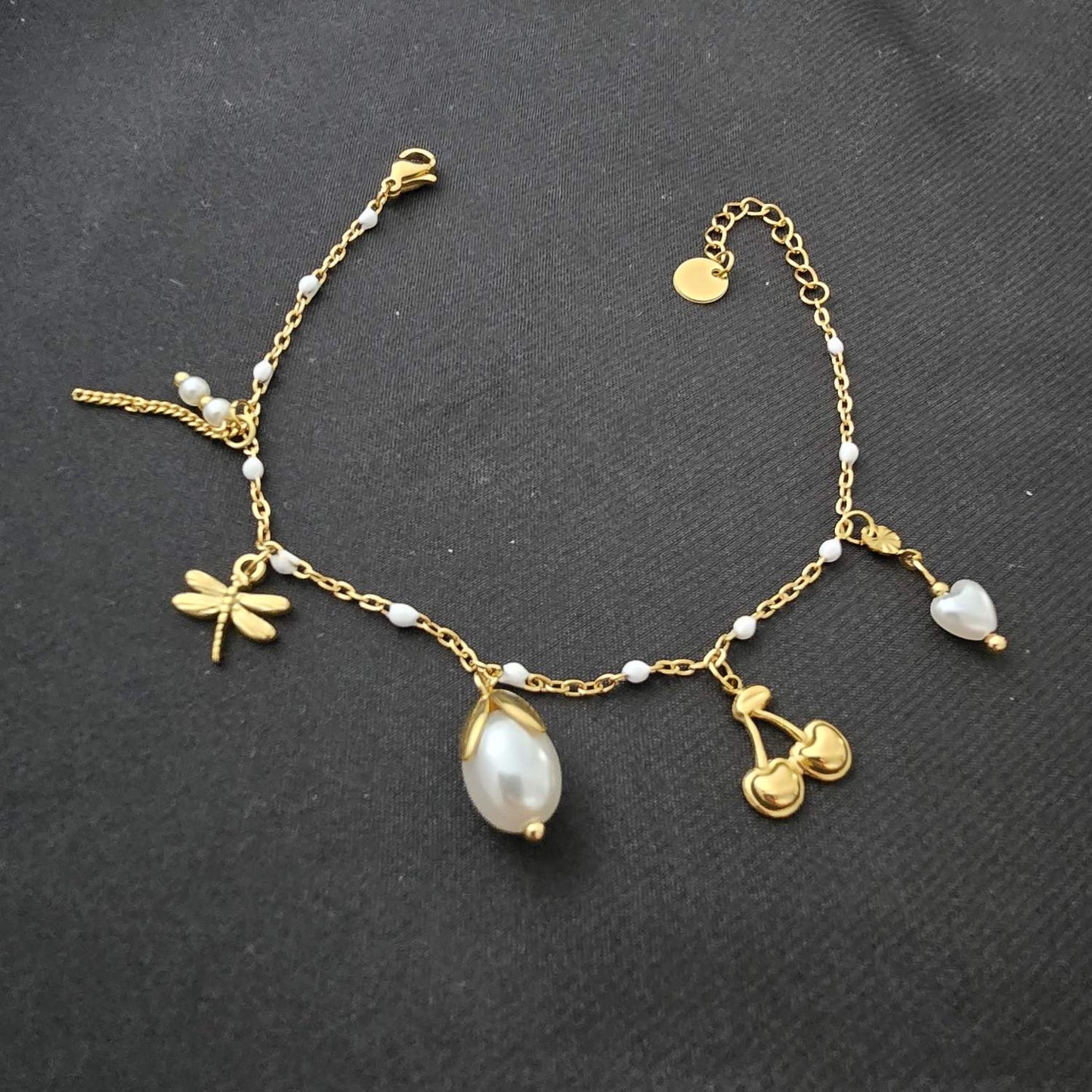 Bracelet Doré Emaillé Blanche et Breloques Perles et Cerise