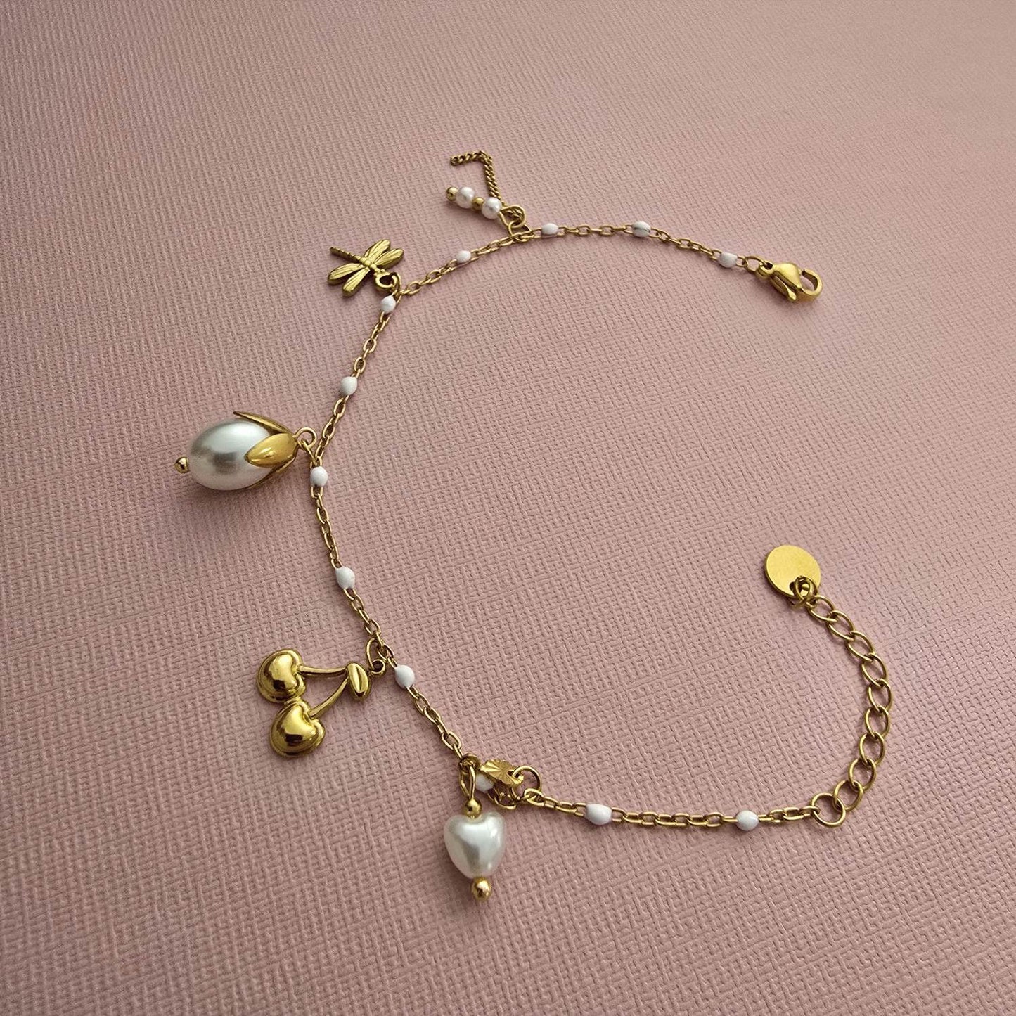 Bracelet Doré Emaillé Blanche et Breloques Perles et Cerise