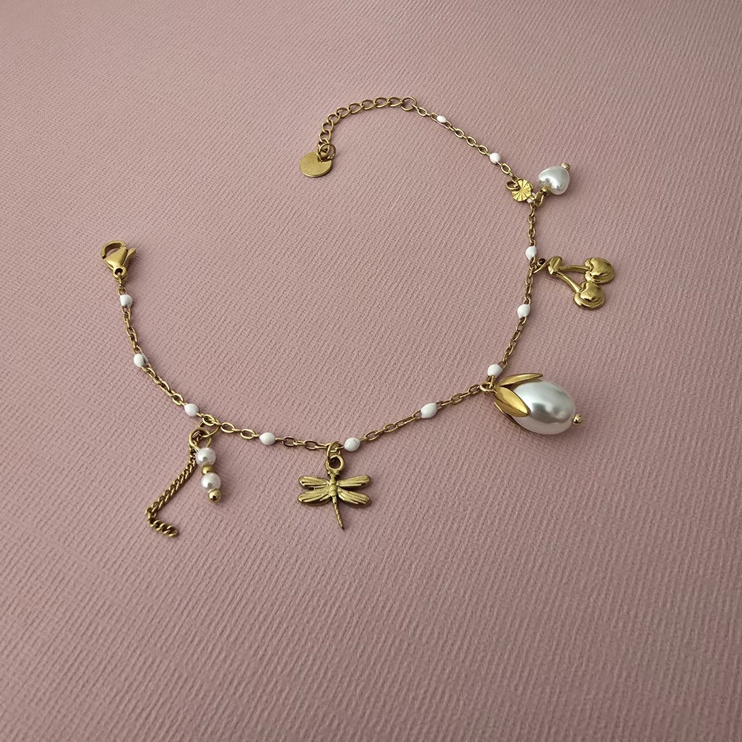 Bracelet Doré Emaillé Blanche et Breloques Perles et Cerise