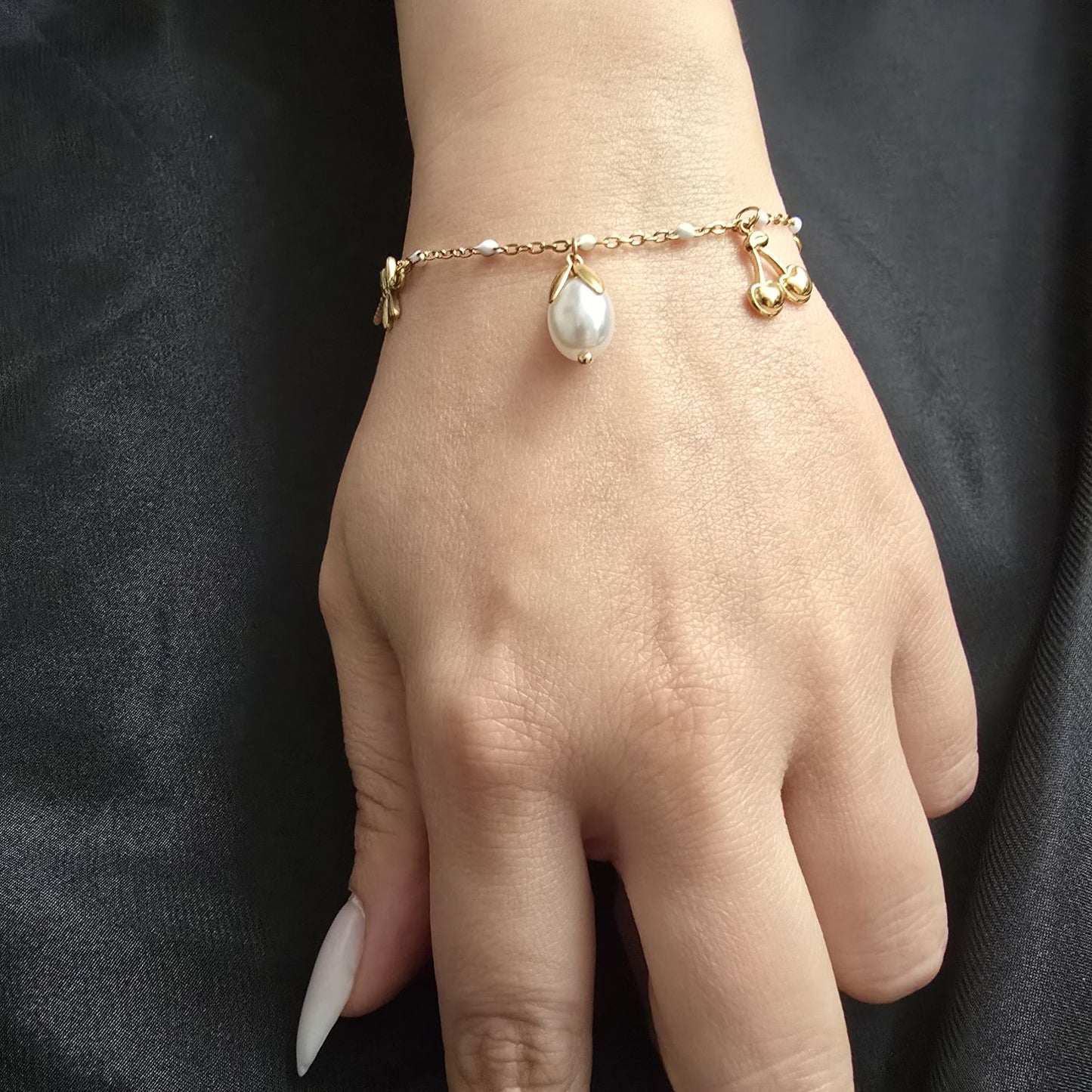 Bracelet Doré Emaillé Blanche et Breloques Perles et Cerise