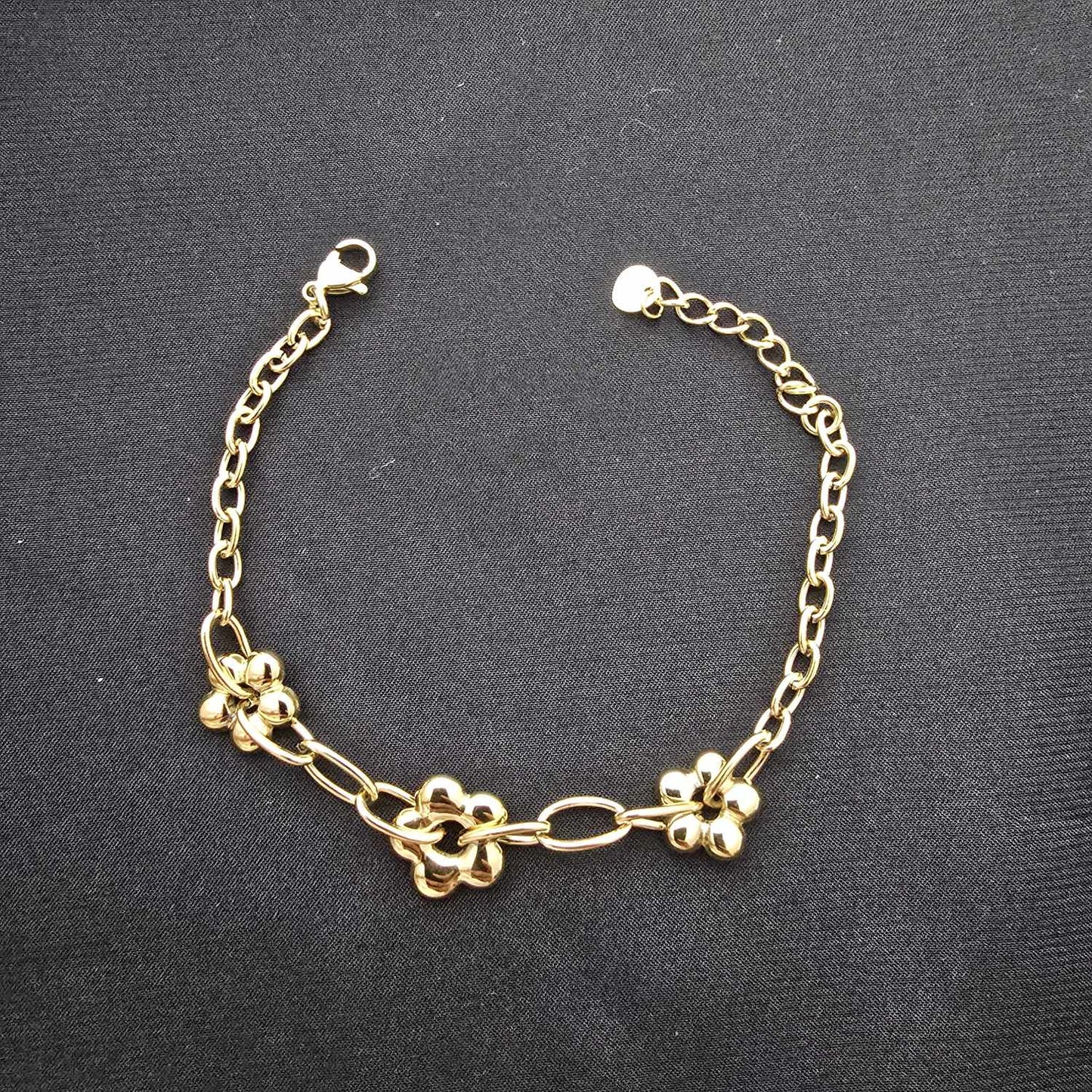 Bracelet Chaine Dorée Avec Triple Fleur Dans Maillons