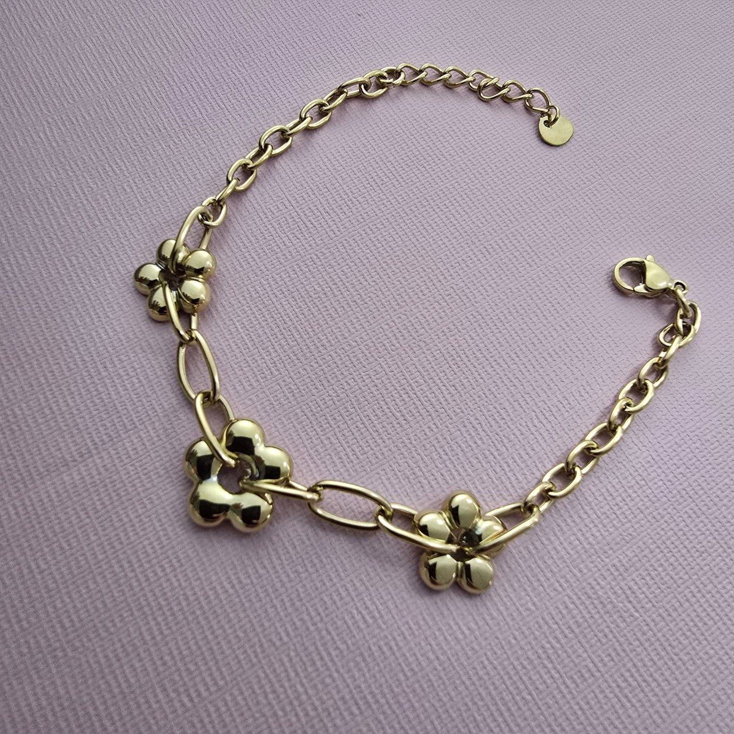 Bracelet Chaine Dorée Avec Triple Fleur Dans Maillons