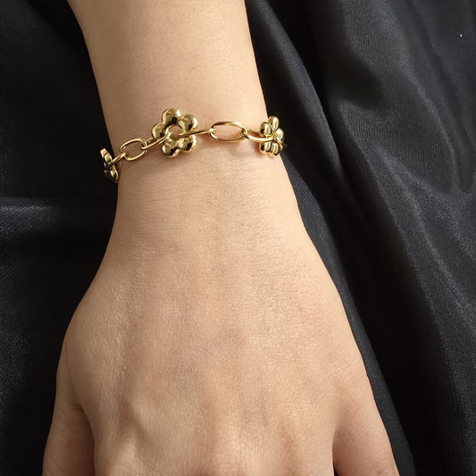 Bracelet Chaine Dorée Avec Triple Fleur Dans Maillons