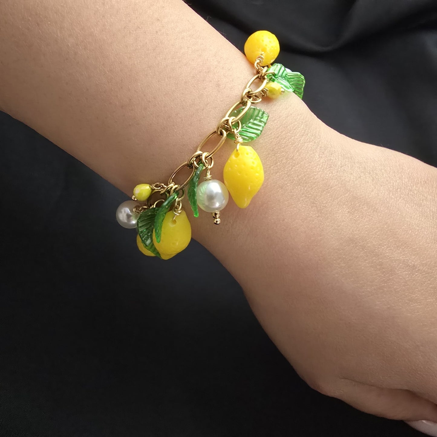Bracelet Chaine Dorée Avec Citrons et Feuilles