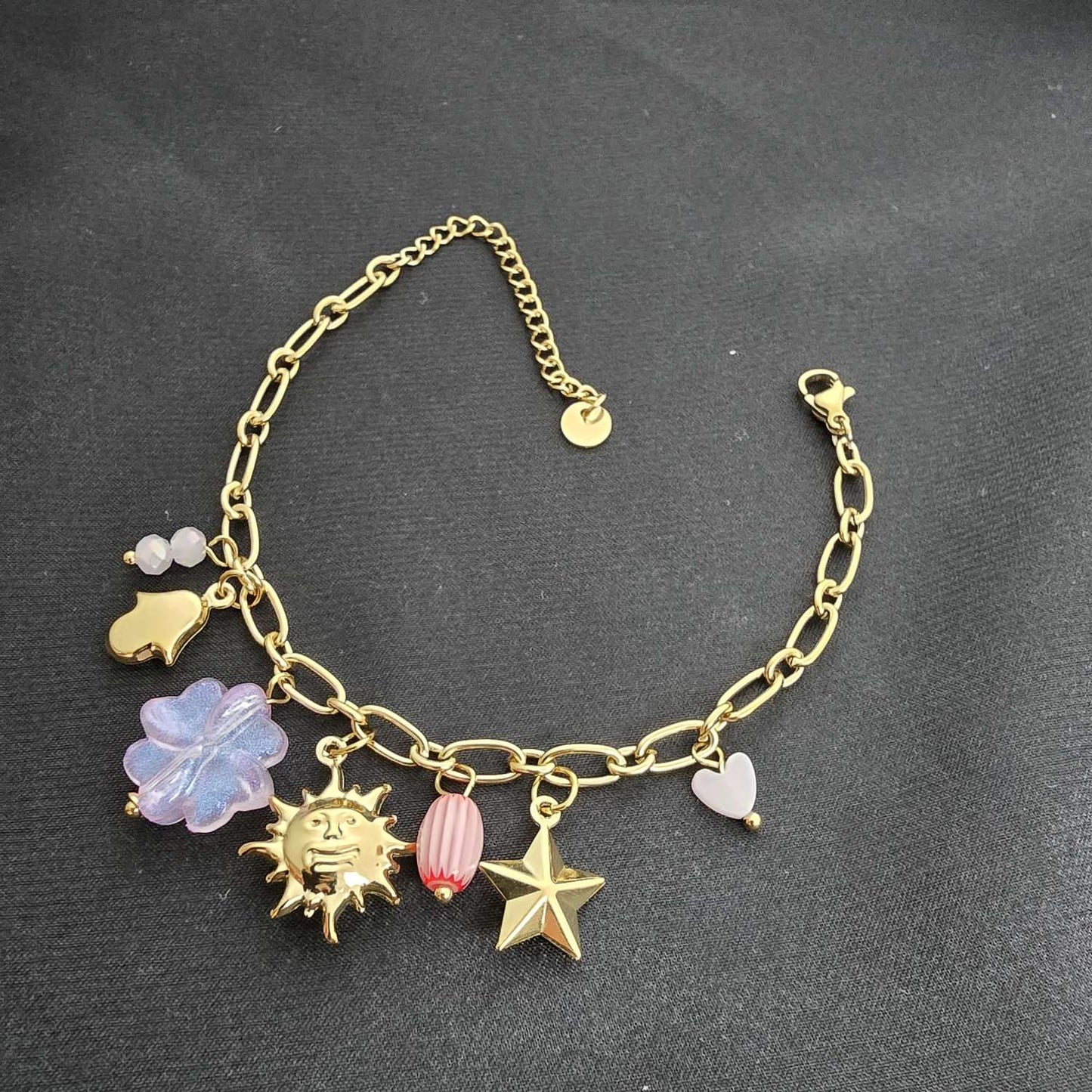 Bracelet Doré à Maillons Ovales Orné de Charms Célestes et Trèfles à Quatre Feuilles Roses