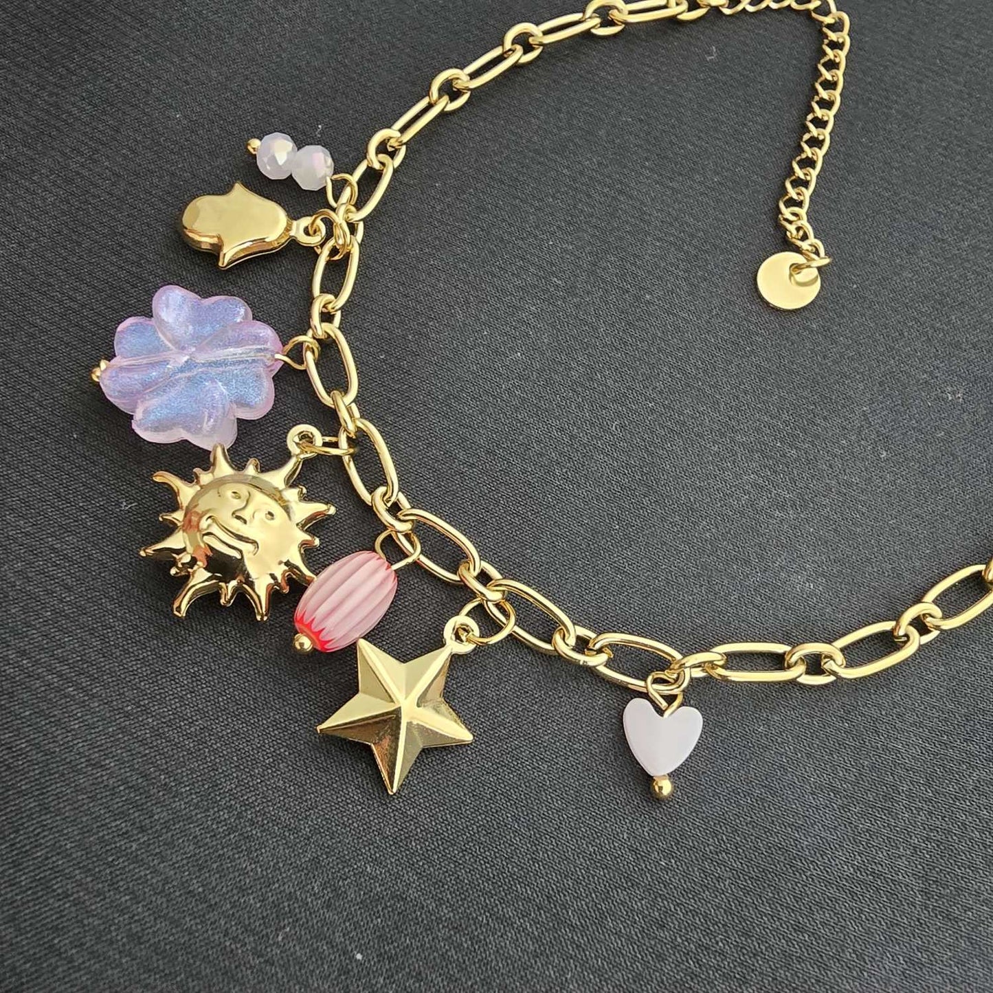 Bracelet Doré à Maillons Ovales Orné de Charms Célestes et Trèfles à Quatre Feuilles Roses