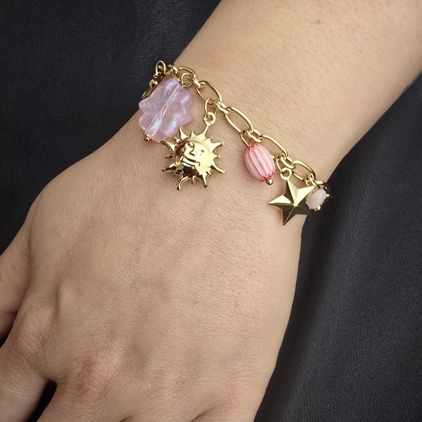 Bracelet Doré à Maillons Ovales Orné de Charms Célestes et Trèfles à Quatre Feuilles Roses