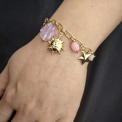 Bracelet Doré à Maillons Ovales Orné de Charms Célestes et Trèfles à Quatre Feuilles Roses