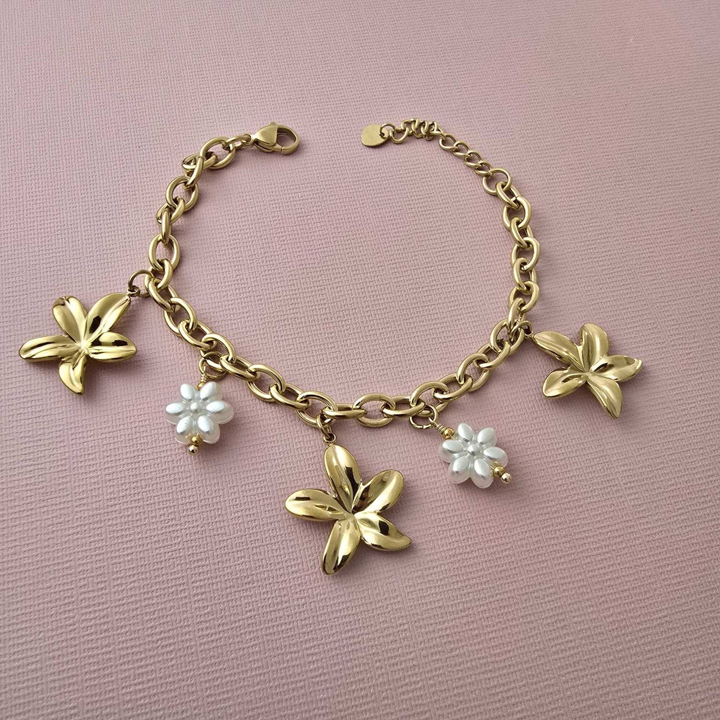 Bracelet Chaine Dorée Breloques Fleur et Fleur En Perles